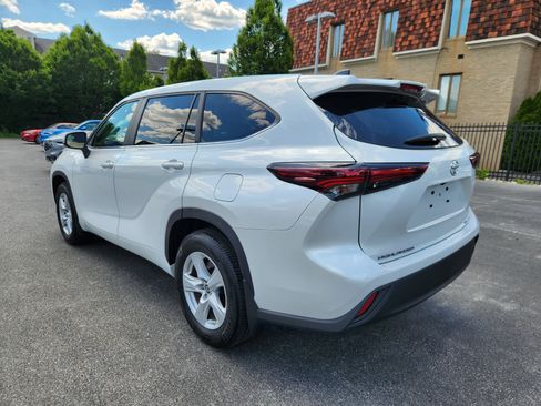Used 2024 Toyota Highlander LE AWD/4WD image 3