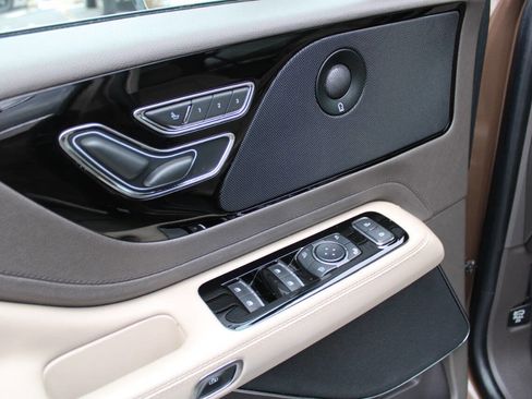 Used 2022 Lincoln Aviator Reserve w/ Equipment Group 201A image 17