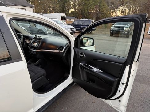 Used 2017 Dodge Journey SXT w/ Comfort/Convenience Group image 19