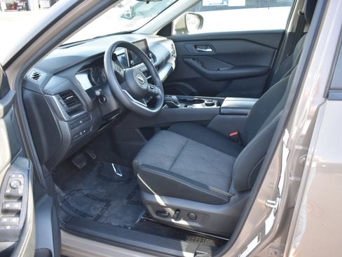 Used 2024 Nissan Rogue SV image 12