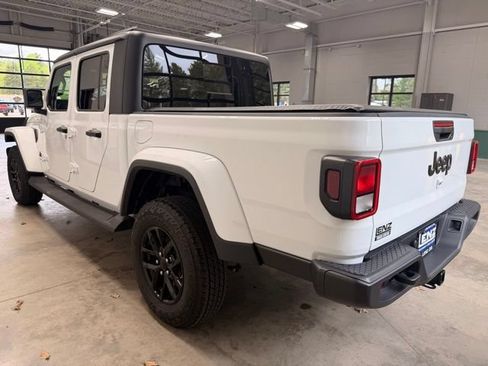 Used 2023 Jeep Gladiator Sport AWD/4WD image 5