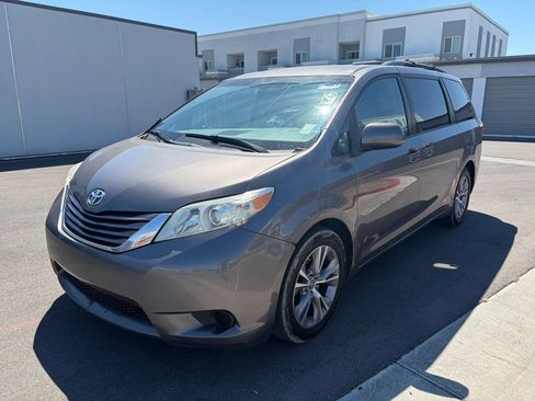 Used 2015 Toyota Sienna LE image 2