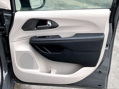 Used 2023 Chrysler Pacifica Touring-L FWD image 12
