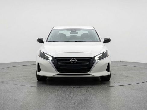Used 2025 Nissan Altima 2.5 SV FWD image 2
