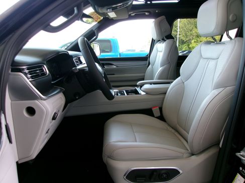 New 2026 Jeep Grand Wagoneer 4WD image 13