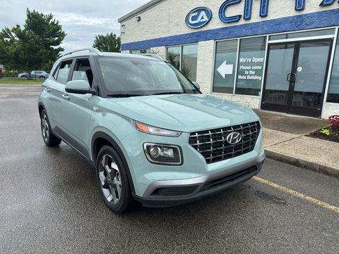Used 2025 Hyundai Venue SEL FWD image 2