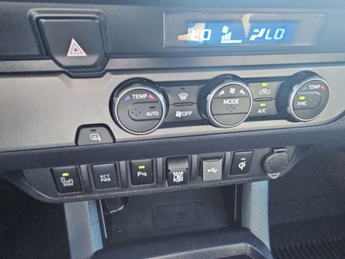 Used 2021 Toyota Tacoma TRD Sport w/ Technology Package image 17