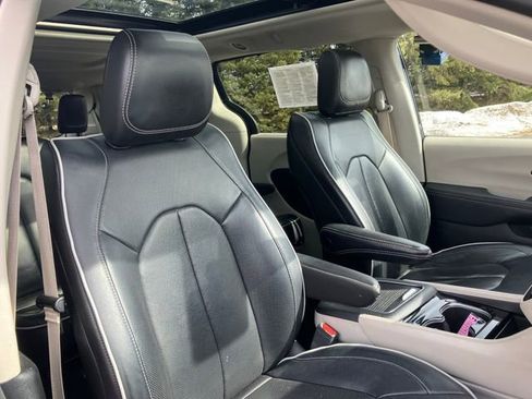 Used 2024 Chrysler Pacifica Limited image 18