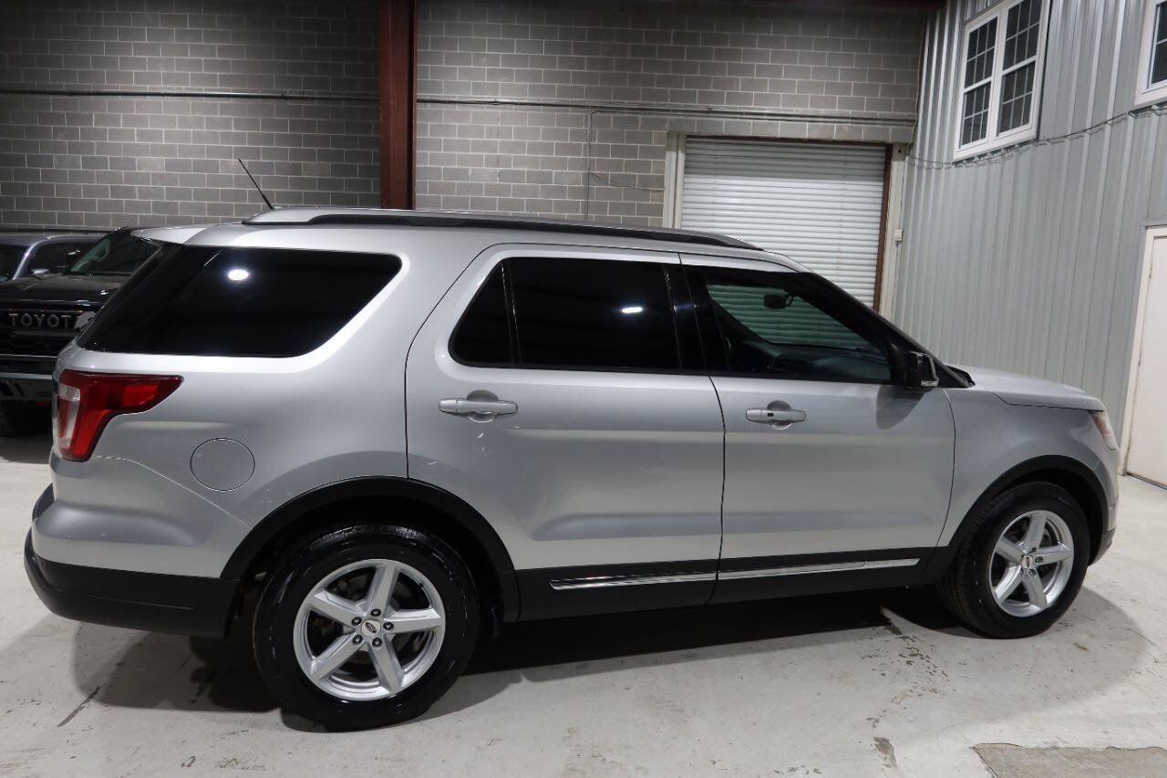 Used 2018 Ford Explorer XLT w/ Equipment Group 201A FWD image 6