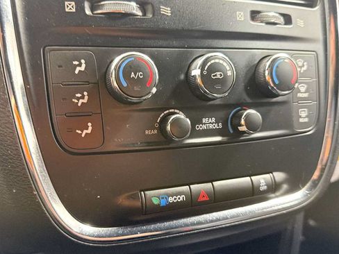 Used 2017 Dodge Grand Caravan SE FWD image 19