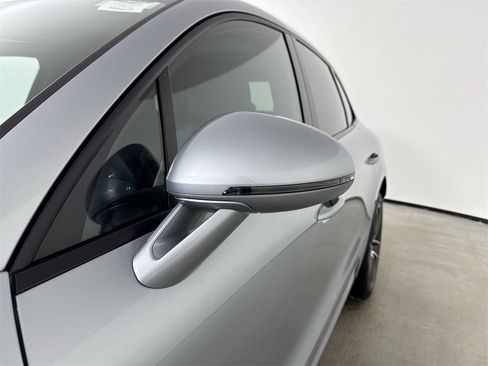 Certified 2025 Porsche Macan image 12