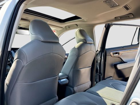 Used 2021 Toyota Highlander Limited AWD/4WD image 6