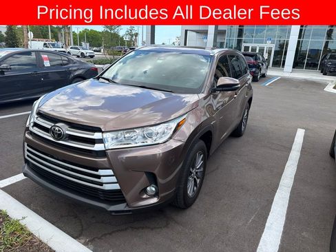 Used 2019 Toyota Highlander XLE FWD image 12