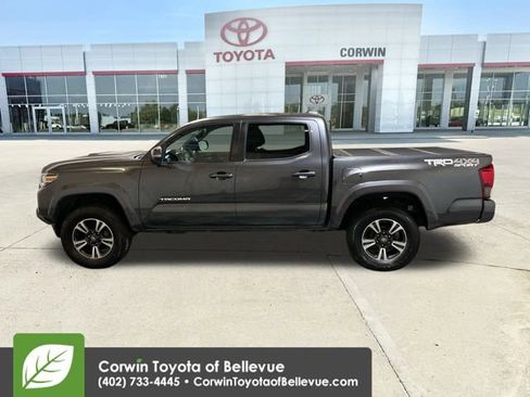 Used 2018 Toyota Tacoma TRD Sport image 5