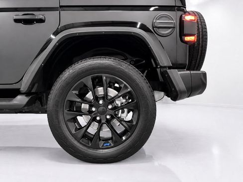 Used 2023 Jeep Wrangler Unlimited Sahara w/ Cold Weather Group AWD/4WD image 10