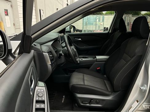Used 2025 Nissan Rogue SV image 10
