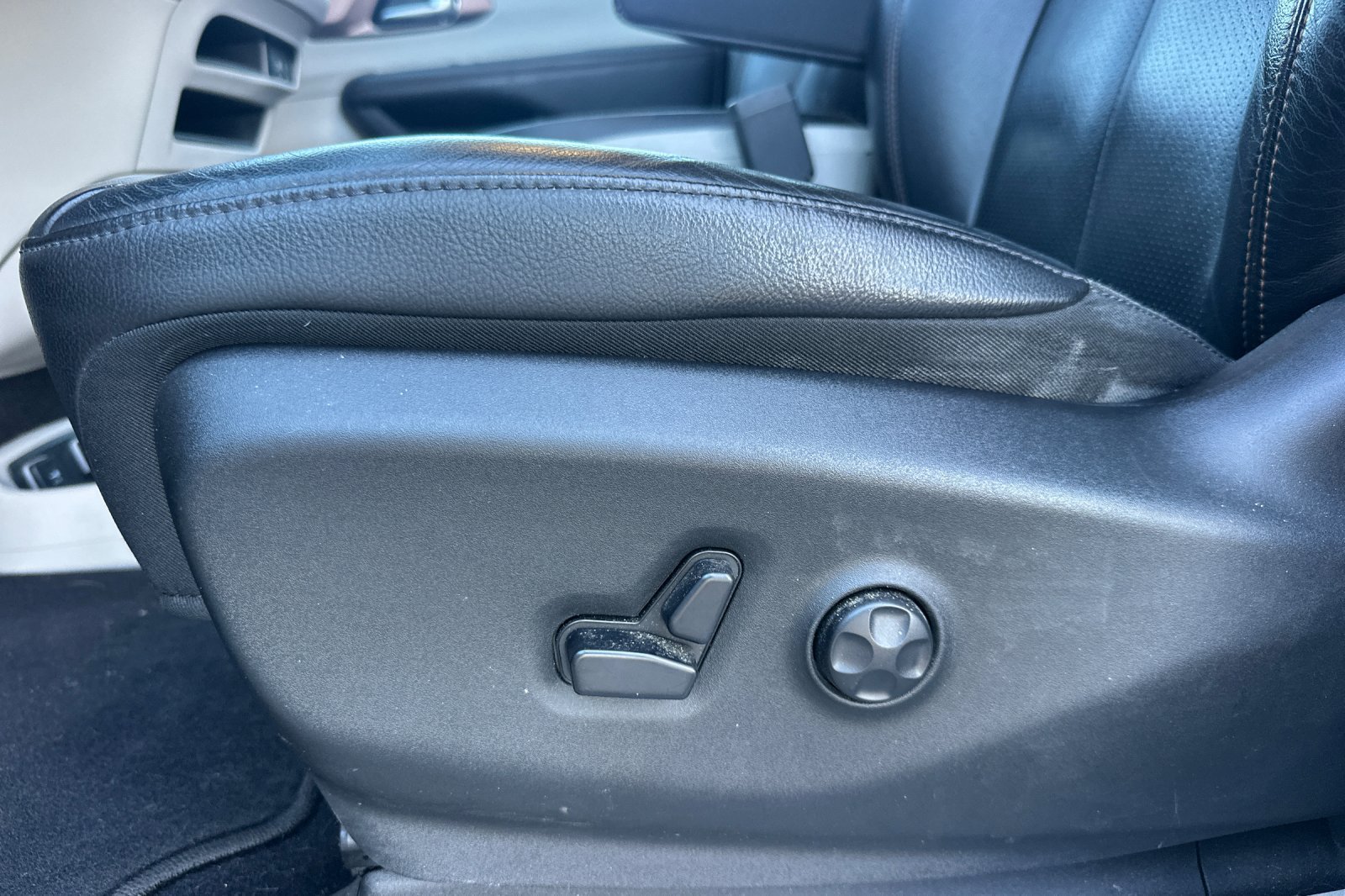 Used 2019 Chrysler Pacifica Touring-L w/ Advanced Safetytec Group FWD image 13