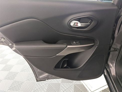 Used 2019 Jeep Cherokee Limited w/ Technology Group image 28