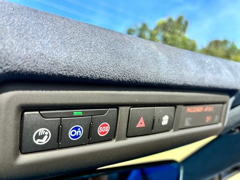 Used 2023 Chevrolet Corvette Stingray Premium Conv w/ Z51 Performance Package RWD image 45