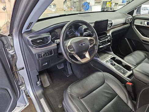Used 2024 Ford Explorer Limited image 16