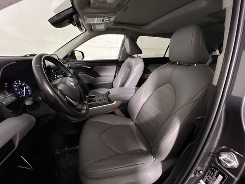 Used 2022 Toyota Highlander XLE AWD/4WD image 13