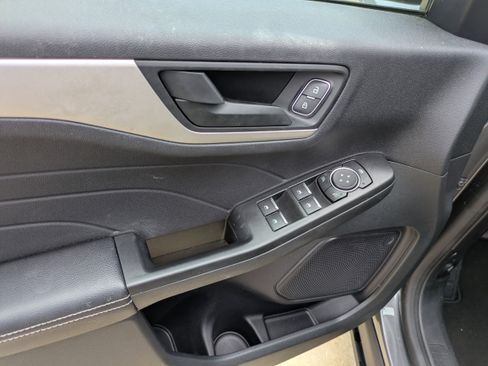Used 2022 Ford Escape SE w/ SE Sport Appearance Package image 9