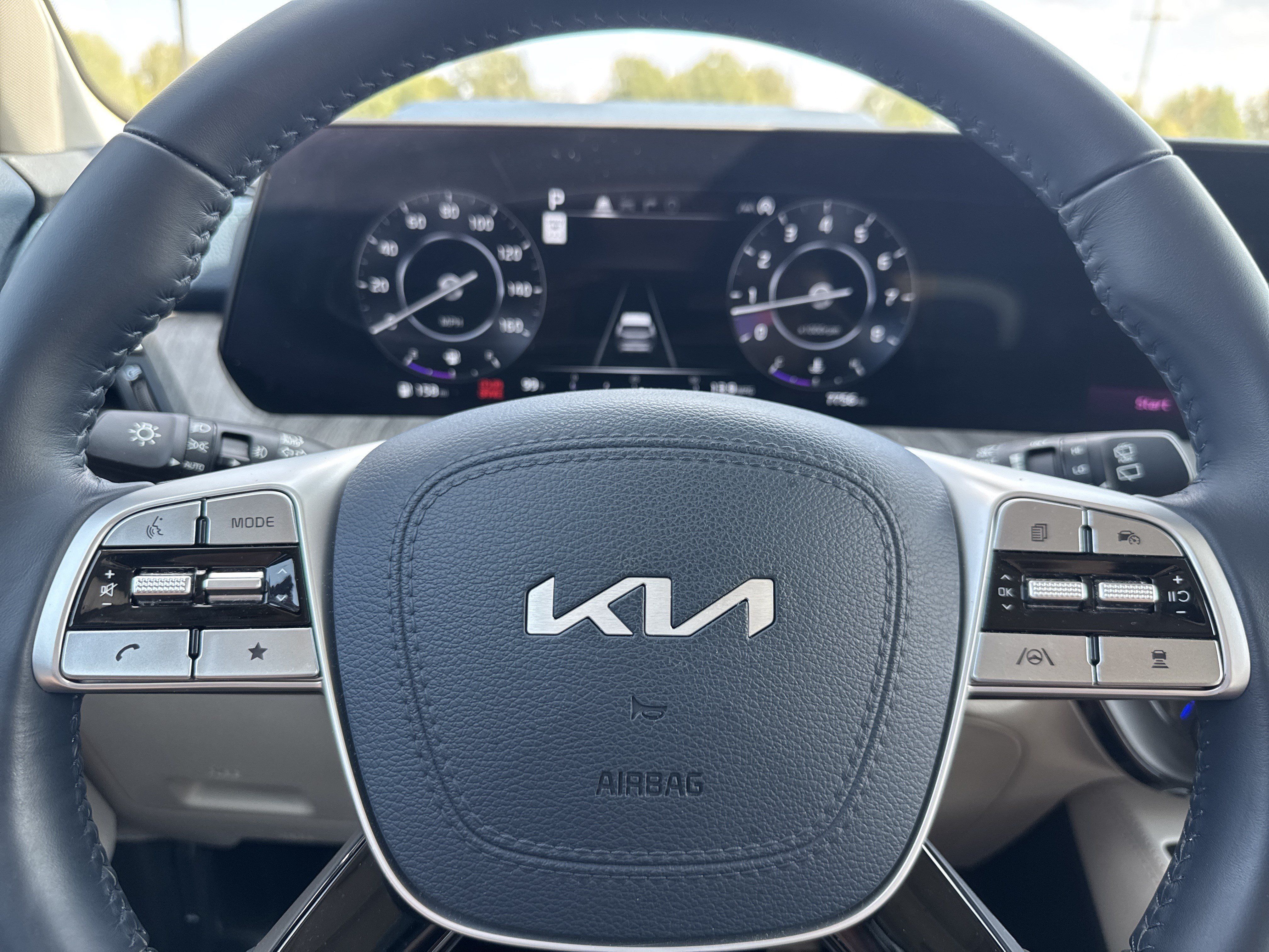 Used 2025 Kia Telluride SX w/ SX Captain's Chair Package FWD image 10