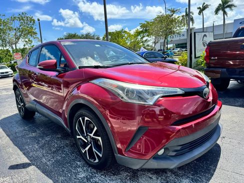 Used 2018 Toyota C-HR XLE FWD image 3