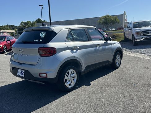 Used 2022 Hyundai Venue SE w/ Cargo Package FWD image 5