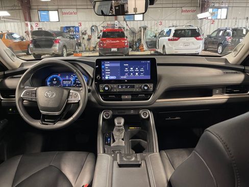 Used 2024 Toyota Grand Highlander AWD image 17