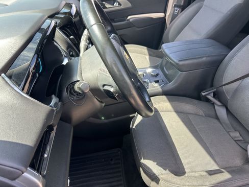 Used 2023 Chevrolet Traverse LT FWD image 16