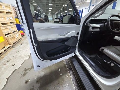 Used 2025 Lincoln Navigator Reserve image 16