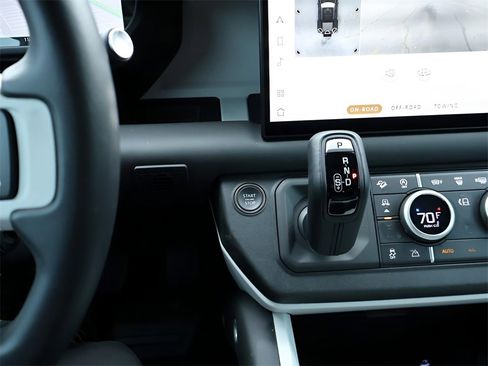 Used 2025 Land Rover Defender 110 X-Dynamic SE image 30