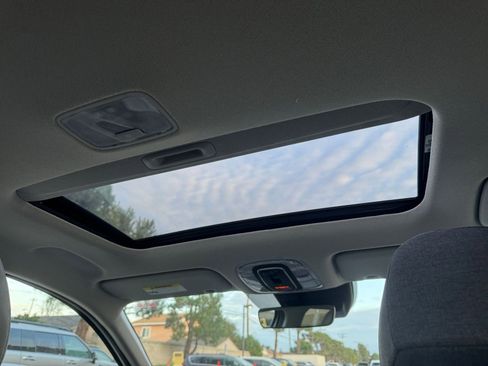 Used 2025 Hyundai Elantra Limited image 30