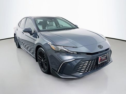Used 2025 Toyota Camry SE image 3