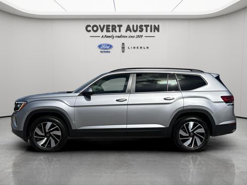 Used 2025 Volkswagen Atlas SE image 2