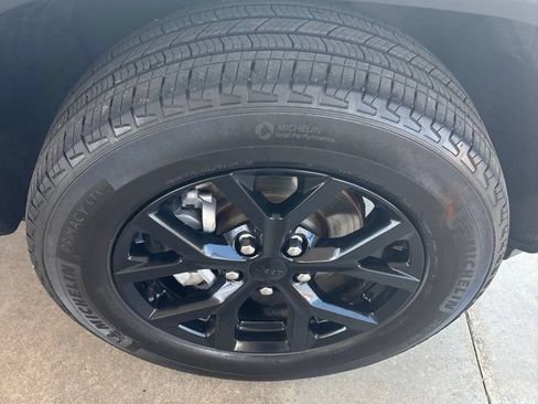 Used 2024 Jeep Grand Cherokee Altitude AWD/4WD image 4