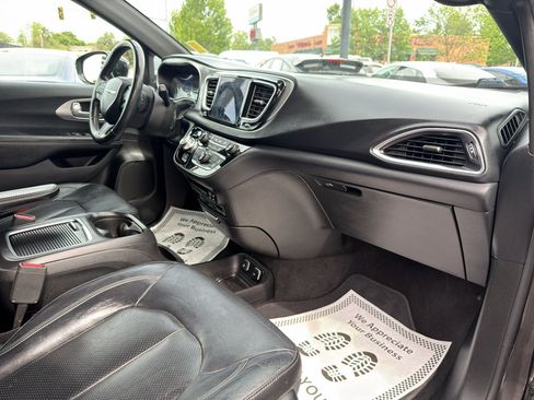 Used 2019 Chrysler Pacifica Touring-L Plus FWD image 23