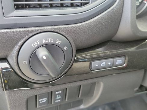 Used 2024 Nissan Titan SV w/ SV Convenience Package image 26