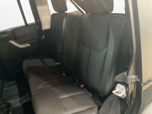 Used 2017 Jeep Wrangler Unlimited Rubicon w/ Cold Weather Group image 13