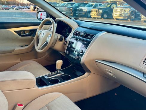 Used 2015 Nissan Altima 2.5 SV w/ Convenience Package image 11