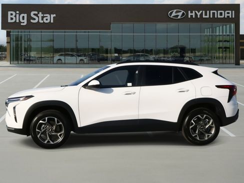 Used 2025 Chevrolet Trax LT w/ LT Convenience Package image 2