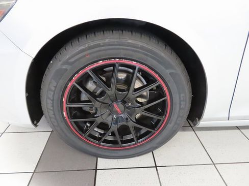 Used 2018 Chevrolet Malibu LT image 17