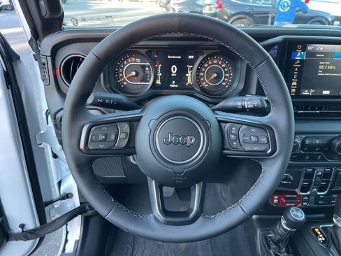 Used 2025 Jeep Gladiator Rubicon image 17