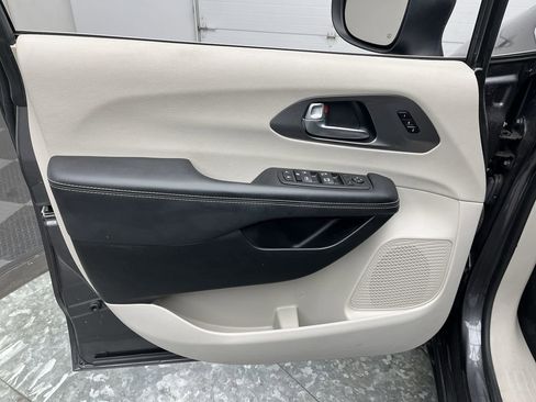 Used 2023 Chrysler Pacifica Touring-L image 6