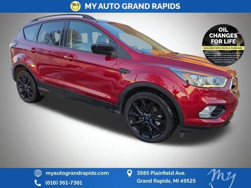 Used 2017 Ford Escape SE w/ SE Sport Appearance Package image 2