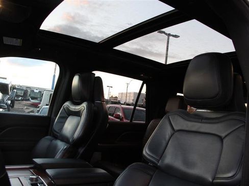Used 2022 Lincoln Navigator Reserve image 11