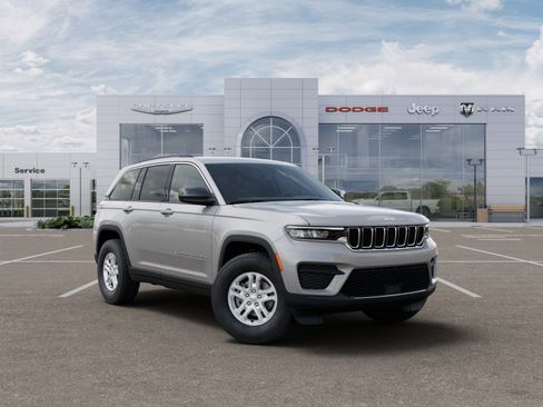 New 2025 Jeep Grand Cherokee Laredo image 3