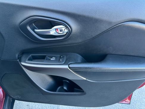 Used 2019 Jeep Cherokee Limited image 12