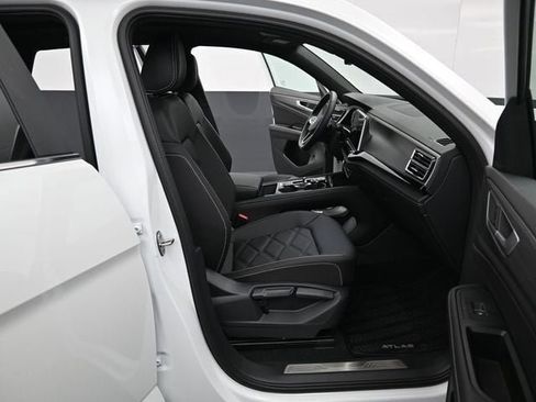 New 2026 Volkswagen Atlas Cross Sport SE image 14